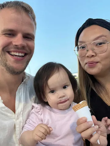 Familjen bakom RÖD.se med sin dotter